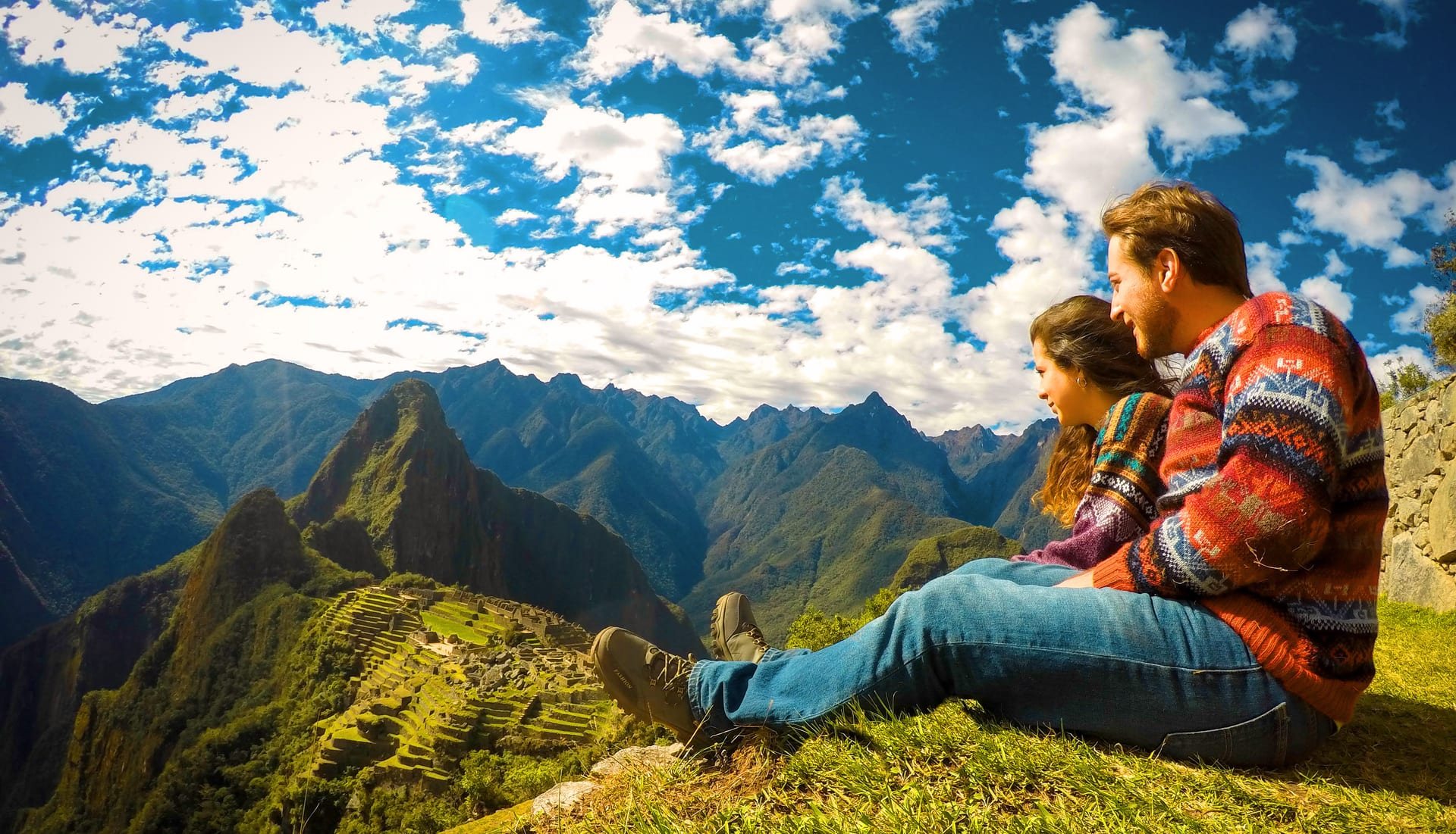 Viajeros frente a Machu Picchu